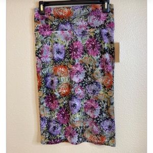 The Cassie skirt is where class and comfort meet. This pencil skirt waistband fl